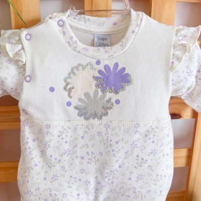 Macacão Malha Trape Zape - Flores com Paetê - Off White e Lilás